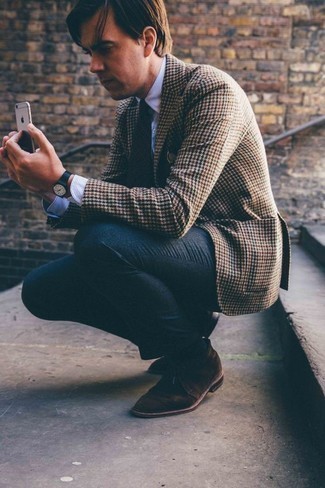 Как носить голубую классическую рубашку в вертикальную полоску с темно-коричневым пиджаком мужчине: Сочетание темно-коричневого пиджака и голубой классической рубашки в вертикальную полоску — превосходный пример вольного офисного стиля для джентльменов. Если ты не боишься рисковать, на ноги можно надеть темно-коричневые замшевые ботинки дезерты.