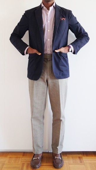 Как носить бело-темно-синюю классическую рубашку в вертикальную полоску с темно-серыми классическими брюками в шотландскую клетку мужчине: Несмотря на то, что это весьма консервативный лук, дуэт бело-темно-синей классической рубашки в вертикальную полоску и темно-серых классических брюк в шотландскую клетку приходится по душе стильным молодым людям, а также покоряет сердца противоположного пола. Говоря об обуви, можно закончить лук темно-коричневыми кожаными лоферами.