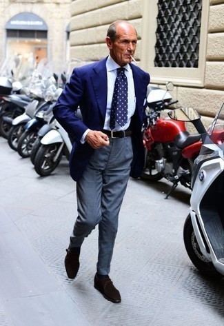 Как носить классические брюки с монками за 60 лет лето: Темно-синий пиджак в сочетании с классическими брюками поможет составить незабываемый мужской лук. Монки гармонично дополнят этот образ. Этот образ может стать хорошим решением, если за окном жара, а ты не можешь решить, что надеть.
