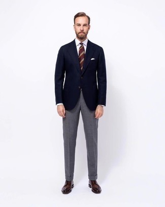 С чем носить темно-красный галстук в горизонтальную полоску мужчине в теплую погоду в деловом стиле: Темно-синий пиджак и темно-красный галстук в горизонтальную полоску — хороший пример строгого мужского стиля в одежде. Если говорить об обуви, темно-коричневые кожаные туфли дерби являются классным выбором.