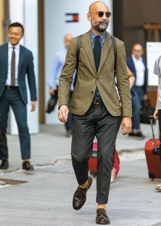 С чем носить коричневый рюкзак мужчине: Оливковый пиджак и коричневый рюкзак — выбор мужчин, которые никогда не сидят на месте. В тандеме с темно-коричневыми кожаными туфлями дерби такой ансамбль смотрится особенно гармонично.