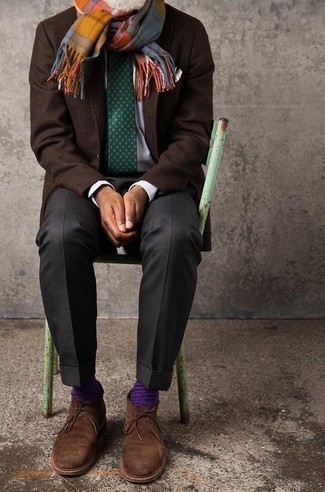 Как носить голубую классическую рубашку в вертикальную полоску с серыми классическими брюками за 50 лет мужчине в прохладную погоду: Голубая классическая рубашка в вертикальную полоску в паре с серыми классическими брюками поможет составить выразительный мужской лук. Если ты любишь поэкспериментировать, на ноги можно надеть коричневые замшевые ботинки дезерты.