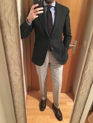 С чем носить темно-пурпурный галстук в 30 лет мужчине в деловом стиле: Несмотря на то, что это достаточно сдержанный лук, образ из темно-зеленого пиджака и темно-пурпурного галстука всегда будет нравиться стильным мужчинам, но также пленяет при этом дамские сердца. Ты можешь легко адаптировать такой лук к повседневным реалиям, надев темно-коричневыми кожаными туфлями дерби.