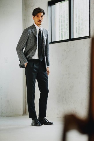 С чем носить черные классические брюки мужчине: Сочетание черно-белого пиджака с узором "гусиные лапки" и черных классических брюк позволит реализовать строгий деловой стиль. Вкупе с этим образом идеально смотрятся черные кожаные туфли дерби.