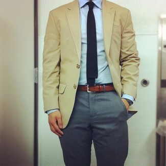 С чем носить серые классические брюки в 30 лет мужчине лето: Сочетание светло-коричневого пиджака и серых классических брюк позволит составить выразительный мужской лук. Не стоит забывать о таком ансамбле, особенно в жаркий день.