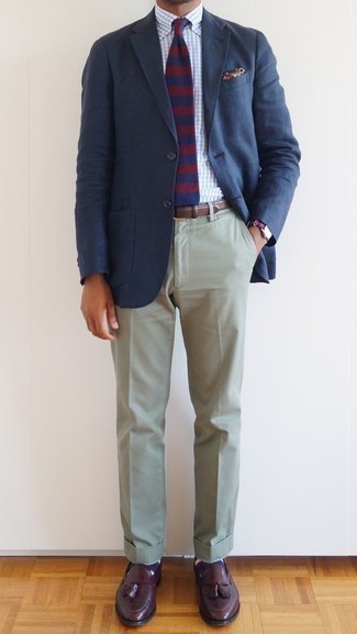 Как носить темно-синий пиджак с мятными классическими брюками мужчине в теплую погоду: Комбо из темно-синего пиджака и мятных классических брюк — чудесный пример элегантного стиля. Пара темно-красных кожаных лоферов с кисточками позволит сделать образ более целостным.