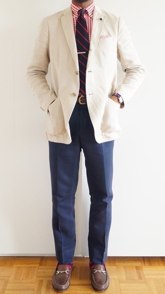 Модный лук: бежевый пиджак, бело-красная классическая рубашка в мелкую клетку, темно-синие классические брюки, темно-коричневые кожаные лоферы