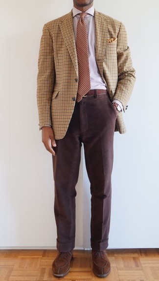 Какие классические рубашки носить с темно-коричневыми классическими брюками в 30 лет мужчине в теплую погоду: Для создания элегантного мужского вечернего ансамбля прекрасно подойдет классическая рубашка и темно-коричневые классические брюки. Если сочетание несочетаемого привлекает тебя не меньше, чем проверенная классика, закончи этот наряд коричневыми замшевыми туфлями дерби.