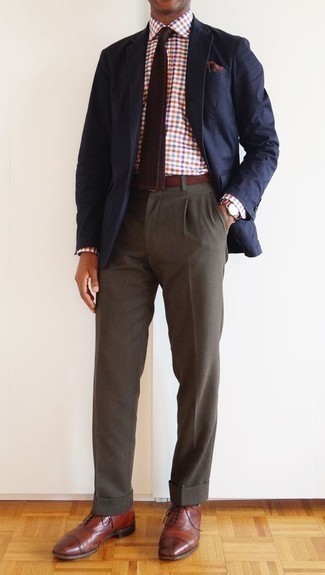 С чем носить коричневые кожаные оксфорды: Темно-синий пиджак в сочетании с коричневыми классическими брюками — воплощение строгого делового стиля. Коричневые кожаные оксфорды становятся классным дополнением к твоему образу.