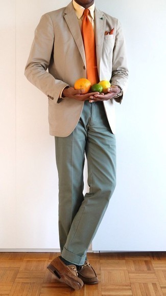 С чем носить оранжевый галстук мужчине: Бежевый пиджак в сочетании с оранжевым галстуком — великолепный пример элегантного стиля. Заверши ансамбль коричневыми замшевыми лоферами, если боишься, что он получится слишком отполированным.