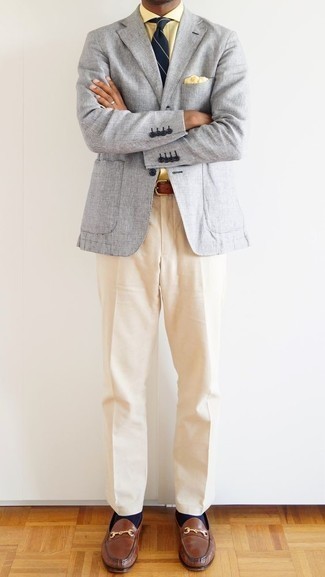 Какие классические брюки носить с темно-серым пиджаком в 30 лет мужчине в теплую погоду: Темно-серый пиджак и классические брюки — чудесный пример элегантного стиля в одежде. Коричневые кожаные лоферы органично впишутся в ансамбль.