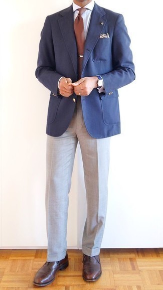 С чем носить табачные кожаные оксфорды в 30 лет в теплую погоду в деловом стиле: Синий пиджак и серые классические брюки — беспроигрышный выбор для светского мероприятия. Табачные кожаные оксфорды — идеальный вариант, чтобы дополнить образ.