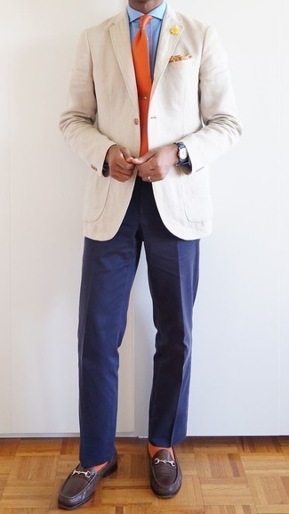 С чем носить оранжевый галстук мужчине лето в деловом стиле: Бежевый пиджак в паре с оранжевым галстуком поможет воссоздать строгий деловой стиль. Любители рискованных вариантов могут завершить ансамбль темно-коричневыми кожаными лоферами. Классная задумка для удобного летнего образа.