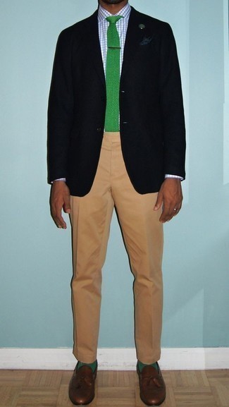 Какие классические рубашки носить с светло-коричневыми классическими брюками в 30 лет мужчине лето в деловом стиле: Классическая рубашка в сочетании со светло-коричневыми классическими брюками позволит составить стильный и мужественный ансамбль. Чтобы добавить в образ чуточку непринужденности , на ноги можно надеть коричневые кожаные лоферы с кисточками. Такой образ гарантирует ощущение комфорта в жару и уверенность в том, что ты выглядишь отменно.
