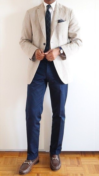 С чем носить бежевый пиджак в вертикальную полоску мужчине в деловом стиле: Для воплощения строгого мужского вечернего образа идеально подойдет бежевый пиджак в вертикальную полоску и темно-синие классические брюки. В тандеме с этим образом наиболее уместно будут смотреться темно-коричневые кожаные лоферы.