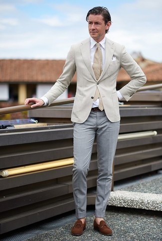 Как носить серые классические брюки с светло-коричневым пиджаком мужчине в деловом стиле: Светло-коричневый пиджак и серые классические брюки — великолепный лук для светского мероприятия. Коричневые замшевые лоферы органично дополнят этот лук.