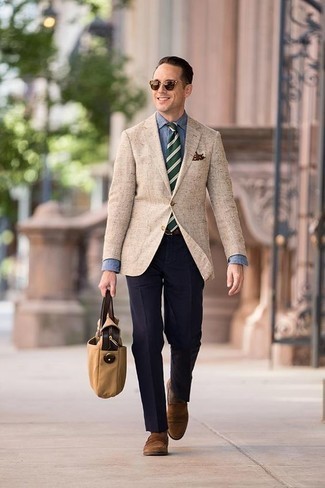 С чем носить темно-зеленый галстук мужчине: Светло-коричневый пиджак в сочетании с темно-зеленым галстуком поможет создать модный и в то же время элегантный ансамбль. Чтобы привнести в лук немного легкой небрежности , на ноги можно надеть коричневые замшевые лоферы.