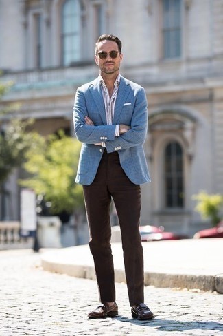 С чем носить синий пиджак мужчине: Дуэт синего пиджака и темно-коричневых классических брюк выглядит очень мужественно и элегантно. В паре с этим луком великолепно будут выглядеть темно-коричневые кожаные лоферы.