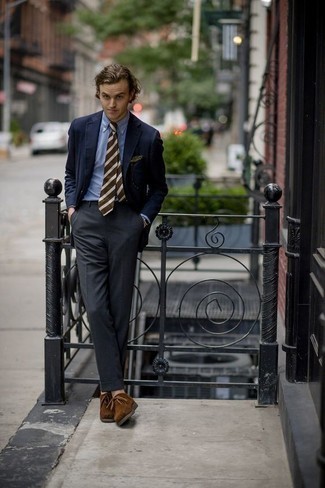 С чем носить коричневый галстук в горизонтальную полоску в 30 лет мужчине в теплую погоду в деловом стиле: Несмотря на то, что этот лук довольно-таки классический, образ из темно-синего пиджака и коричневого галстука в горизонтальную полоску приходится по душе джентльменам, а также покоряет дамские сердца. В паре с этим ансамблем наиболее выигрышно будут смотреться коричневые замшевые туфли дерби.