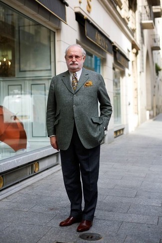 Как носить белую классическую рубашку с серым пиджаком за 60 лет мужчине: Серый пиджак смотрится отлично в сочетании с белой классической рубашкой. Хочешь привнести сюда нотку классики? Тогда в качестве обуви к этому образу, стоит обратить внимание на коричневые кожаные оксфорды.