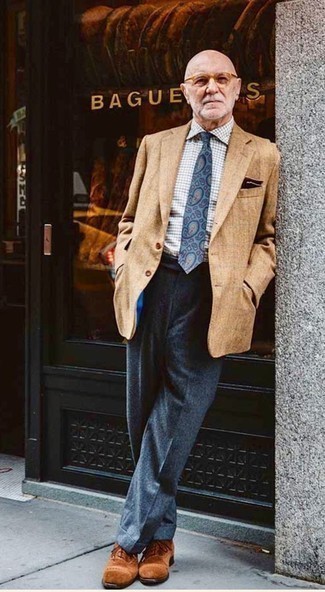 С чем носить бело-пурпурную классическую рубашку в мелкую клетку за 60 лет мужчине: Несмотря на то, что это классический образ, ансамбль из бело-пурпурной классической рубашки в мелкую клетку и темно-серых шерстяных классических брюк всегда будет выбором современных джентльменов, неминуемо пленяя при этом дамские сердца. Что касается обуви, табачные замшевые оксфорды — самый удачный вариант.