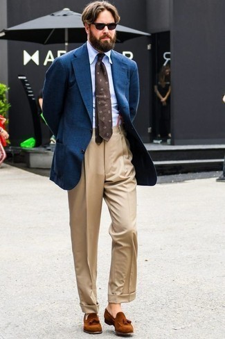 Какие классические рубашки носить с светло-коричневыми классическими брюками в 30 лет мужчине лето в деловом стиле: Несмотря на то, что это классический лук, тандем классической рубашки и светло-коричневых классических брюк всегда будет нравиться стильным мужчинам, покоряя при этом дамские сердца. Почему бы не привнести в этот образ чуточку беззаботства с помощью табачных замшевых лоферов с кисточками? Такое сочетание непременно тебе полюбится в теплые летние дни.