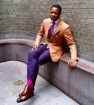 С чем носить пурпурный галстук в горизонтальную полоску мужчине: Комбо из оранжевого пиджака и пурпурного галстука в горизонтальную полоску поможет составить модный и привлекательный образ. Табачные кожаные оксфорды станут превосходным завершением твоего образа.
