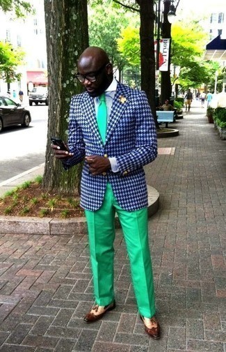 С чем носить зеленые классические брюки за 40 лет мужчине: Дуэт темно-сине-белого пиджака и зеленых классических брюк смотрится очень привлекательно и элегантно. В паре с этим луком наиболее выгодно будут выглядеть коричневые кожаные лоферы с кисточками.