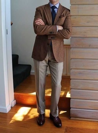 Какие классические брюки носить с темно-красными оксфордами в 30 лет: Несмотря на то, что это довольно консервативный ансамбль, тандем коричневого пиджака и классических брюк является неизменным выбором современных джентльменов, покоряя при этом дамские сердца. В сочетании с этим образом органично смотрятся темно-красные оксфорды.