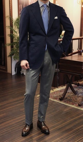 С чем носить бирюзовый галстук в 30 лет мужчине в теплую погоду: Комбо из темно-синего пиджака и бирюзового галстука позволит создать стильный и привлекательный лук. Если говорить об обуви, темно-коричневые кожаные оксфорды будут классным выбором.