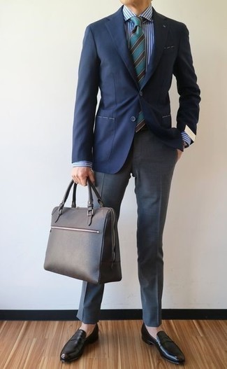 С чем носить темно-бирюзовый галстук мужчине: Сочетание темно-синего пиджака и темно-бирюзового галстука — замечательный пример строгого делового стиля. Дополни образ черными кожаными лоферами, если боишься, что он получится слишком строгим.