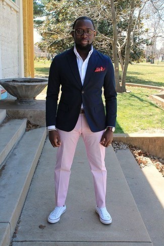 Какие пиджаки носить с розовыми классическими брюками мужчине: Комбо из пиджака и розовых классических брюк позволит создать эффектный мужской лук. Почему бы не привнести в этот лук чуточку фривольности с помощью белых низких кед из плотной ткани?