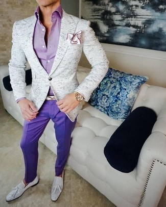 Какие пиджаки носить с пурпурной классической рубашкой мужчине: Несмотря на то, что это весьма консервативный лук, дуэт пиджака и пурпурной классической рубашки является постоянным выбором стильных молодых людей, непременно покоряя при этом сердца прекрасных дам. Думаешь сделать лук немного элегантнее? Тогда в качестве обуви к этому образу, выбери белые кожаные лоферы с кисточками.