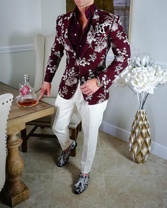С чем носить пиджак с цветочным принтом мужчине: Сочетание пиджака с цветочным принтом и белых классических брюк — образец строгого мужского стиля. Черные замшевые лоферы с кисточками органично впишутся в образ.
