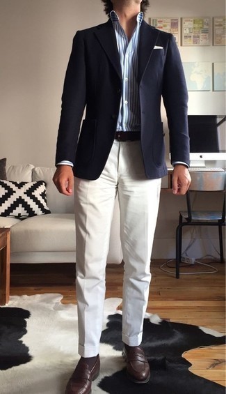 Как носить бело-красную классическую рубашку в вертикальную полоску с белыми классическими брюками мужчине: Несмотря на то, что этот лук довольно-таки классический, образ из бело-красной классической рубашки в вертикальную полоску и белых классических брюк всегда будет нравиться стильным мужчинам, пленяя при этом дамские сердца. Что до обуви, темно-коричневые кожаные лоферы — самый приемлимый вариант.