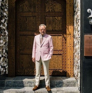 С чем носить ярко-розовый пиджак мужчине лето: Ярко-розовый пиджак в сочетании с бежевыми классическими брюками позволит создать модный и мужественный образ. В тандеме с этим образом наиболее удачно будут выглядеть коричневые замшевые лоферы. Такое сочетание одежды определенно тебе понравится в жаркие дни.