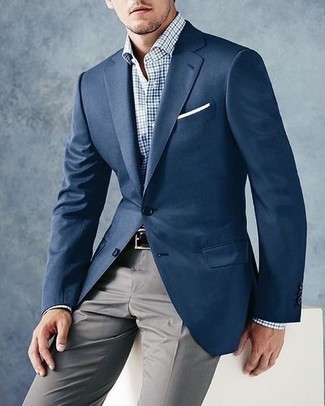С чем носить бело-пурпурную классическую рубашку в мелкую клетку мужчине в деловом стиле: Бело-пурпурная классическая рубашка в мелкую клетку и серые классические брюки — отличный пример элегантного стиля в одежде.