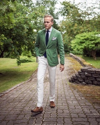 Какие классические брюки носить с коричневыми мокасинами в 30 лет мужчине в теплую погоду: Зеленый пиджак в сочетании с классическими брюками поможет воплотить строгий деловой стиль. Чтобы образ не получился слишком зализанным, можешь завершить его коричневыми мокасинами.