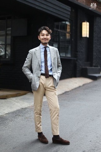 Как носить серый пиджак с светло-коричневыми классическими брюками в 30 лет мужчине: Сочетание серого пиджака и светло-коричневых классических брюк выглядит очень эффектно и элегантно. Темно-коричневые замшевые лоферы неплохо дополнят этот образ.