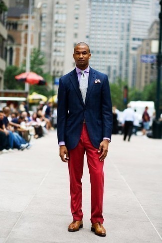 С чем носить светло-фиолетовую классическую рубашку мужчине: Ты будешь выглядеть несравненно в светло-фиолетовой классической рубашке и красных классических брюках. Очень удачно здесь смотрятся табачные кожаные оксфорды.