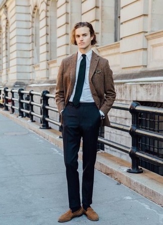 С чем носить темно-сине-зеленые классические брюки в 20 лет мужчине в деловом стиле: Несмотря на то, что этот лук выглядит весьма выдержанно, ансамбль из коричневого пиджака в шотландскую клетку и темно-сине-зеленых классических брюк приходится по душе стильным мужчинам, а также покоряет дамские сердца. В паре с этим ансамблем наиболее выигрышно смотрятся светло-коричневые замшевые лоферы.