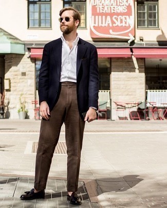 Какие лоферы носить с темно-коричневыми классическими брюками в 30 лет мужчине лето в деловом стиле: Сочетание темно-синего пиджака и темно-коричневых классических брюк позволит примерить на себя строгий деловой стиль. Очень выгодно здесь смотрятся лоферы. Как видишь, это весьма удобное и несложное сочетание для жаркой летней погоды.