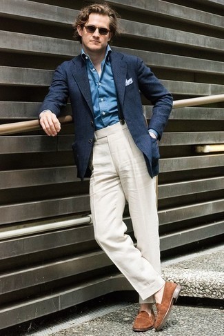 Как носить темно-синюю классическую рубашку с темно-синим пиджаком в 30 лет мужчине лето: Ансамбль из темно-синего пиджака и темно-синей классической рубашки выглядит очень эффектно и элегантно. Переходя к обуви, можно закончить лук коричневыми замшевыми лоферами. Переносить мучительную летнюю жару будет определенно проще, если ты одет вот так.