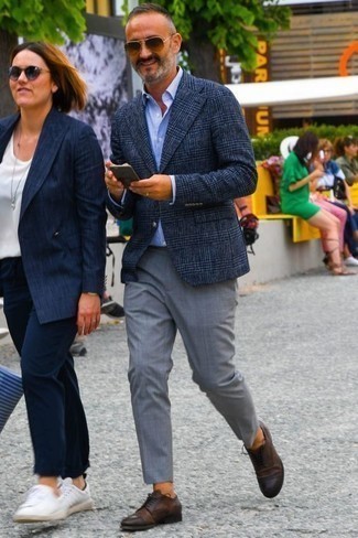 С чем носить темно-синий пиджак за 50 лет мужчине в деловом стиле: Сочетание темно-синего пиджака и серых классических брюк смотрится очень модно и элегантно. Темно-коричневые кожаные туфли дерби — великолепный выбор, чтобы дополнить лук.