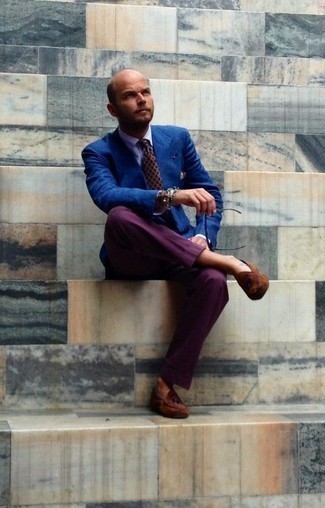 С чем носить разноцветный браслет из бисера в 30 лет мужчине в теплую погоду: Если в одежде ты ценишь удобство и функциональность, синий пиджак и разноцветный браслет из бисера — отличный выбор для расслабленного мужского образа на каждый день. Хочешь добавить в этот лук нотку нарядности? Тогда в качестве обуви к этому образу, стоит обратить внимание на табачные замшевые лоферы.