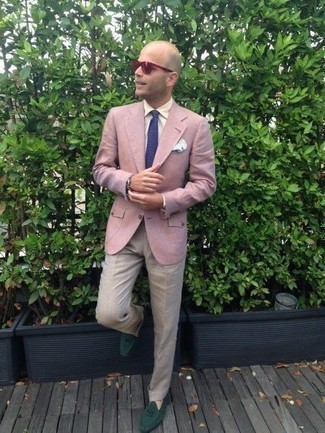 С чем носить темно-пурпурный галстук в 30 лет мужчине в деловом стиле: Сочетание розового пиджака и темно-пурпурного галстука — чудесный пример строгого делового стиля. Ты сможешь легко приспособить такой лук к повседневным делам, закончив его темно-зелеными замшевыми лоферами.