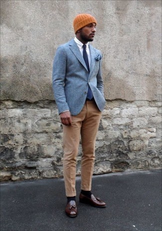С чем носить светло-коричневые классические брюки мужчине: Голубой пиджак в паре со светло-коричневыми классическими брюками позволит примерить на себя строгий мужской стиль. В качестве завершения этого образа сюда напрашиваются темно-красные кожаные лоферы с кисточками.