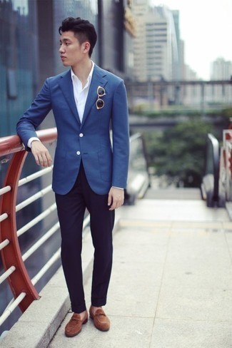 С чем носить коричневые лоферы подросткам мужчине в деловом стиле: Синий пиджак и темно-синие классические брюки — прекрасный лук для светского мероприятия. Вкупе с этим луком гармонично будут выглядеть коричневые лоферы.
