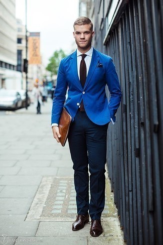 Как носить синий пиджак с табачными кожаными оксфордами в 20 лет лето в деловом стиле: Синий пиджак в сочетании с темно-синими классическими брюками — чудесный пример элегантного стиля. Табачные кожаные оксфорды выигрышно дополнят этот образ. Такое сочетание вещей обеспечит ощущение комфорта в настоящую жару.