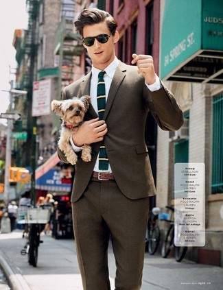 С чем носить темно-бирюзовый шерстяной галстук в горизонтальную полоску мужчине лето в деловом стиле: Коричневый пиджак в паре с темно-бирюзовым шерстяным галстуком в горизонтальную полоску позволит реализовать строгий деловой стиль. Такое сочетание обеспечивает тебе комфорт в ношении в настоящую жару.